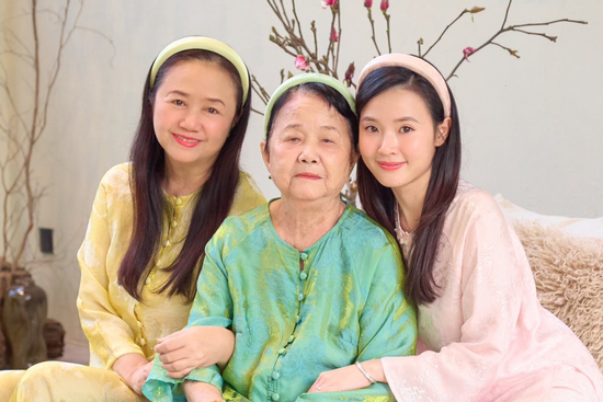 Khoe ảnh đón Tết, ngoại hình các thành viên trong gia đình Midu gây chú ý