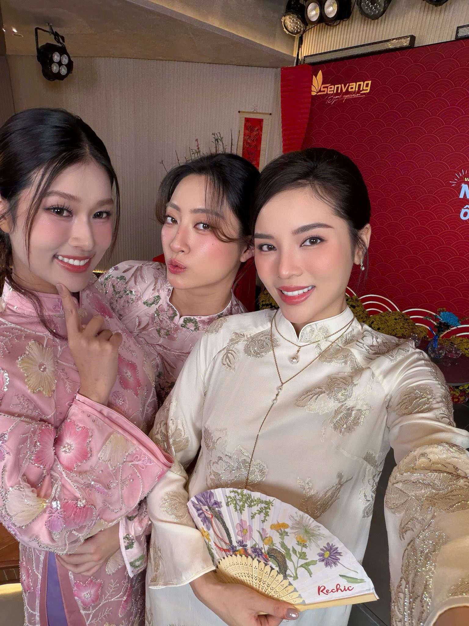 Lương thùy Linh và Kỳ Duyên xúng xính áo dài: Khoảnh khắc đẹp trong dịp cuối năm - Ảnh 2.