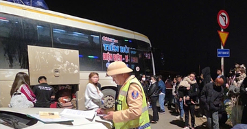 Ô tô 'nhồi nhét' khách về quê ăn Tết, tài xế và chủ xe bị phạt gần 100 triệu đồng