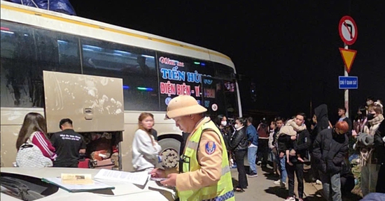 Ô tô 'nhồi nhét' khách về quê ăn Tết, tài xế và chủ xe bị phạt gần 100 triệu đồng