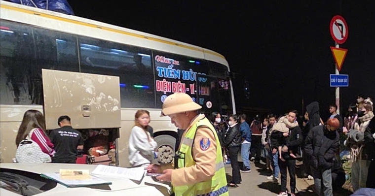 Ô tô 'nhồi nhét' khách về quê ăn Tết, tài xế và chủ xe bị phạt gần 100 triệu đồng