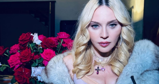 Ca sĩ Madonna diện nội y gợi cảm, tình tứ bên bạn trai kém 38 tuổi