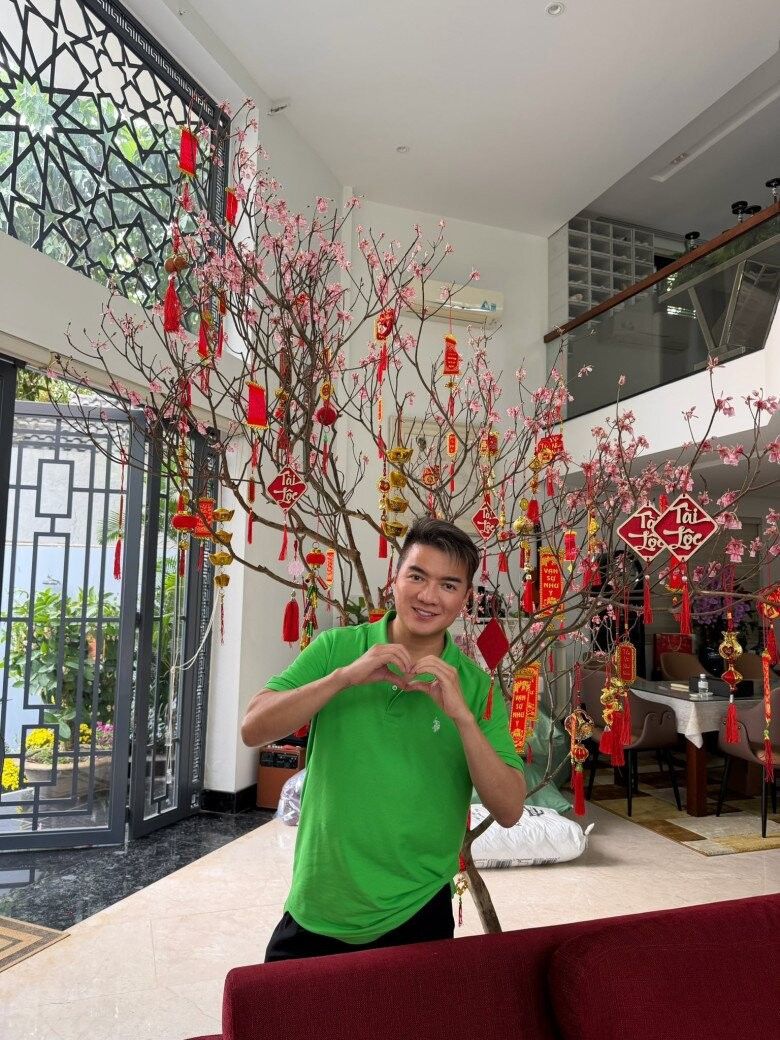 Cành đào chuông Yên Tử lạ mắt