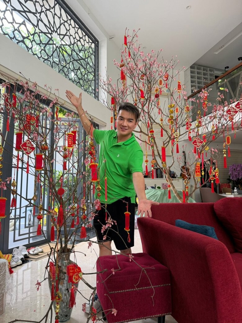 Cành đào chuông Yên Tử lạ mắt