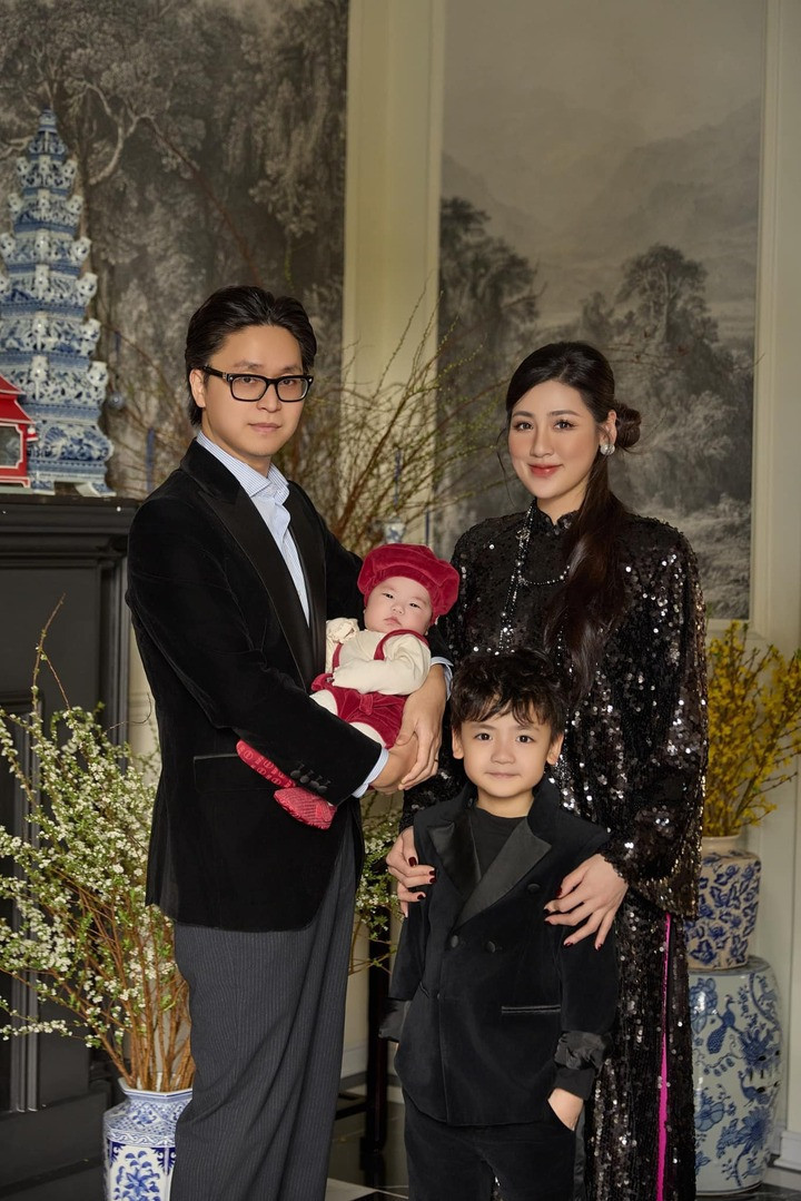 Gia đình hạnh phúc của Á hậu Tú Anh.