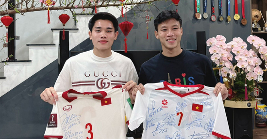 Đình Bắc tặng quà Tết Quế Ngọc Hải, Văn Hậu tưng bừng tất niên