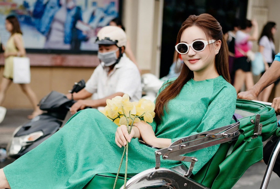 Fan thích thú với cách chọn áo dài Tết là 2 gam màu đối lập của ca sĩ Vy Oanh