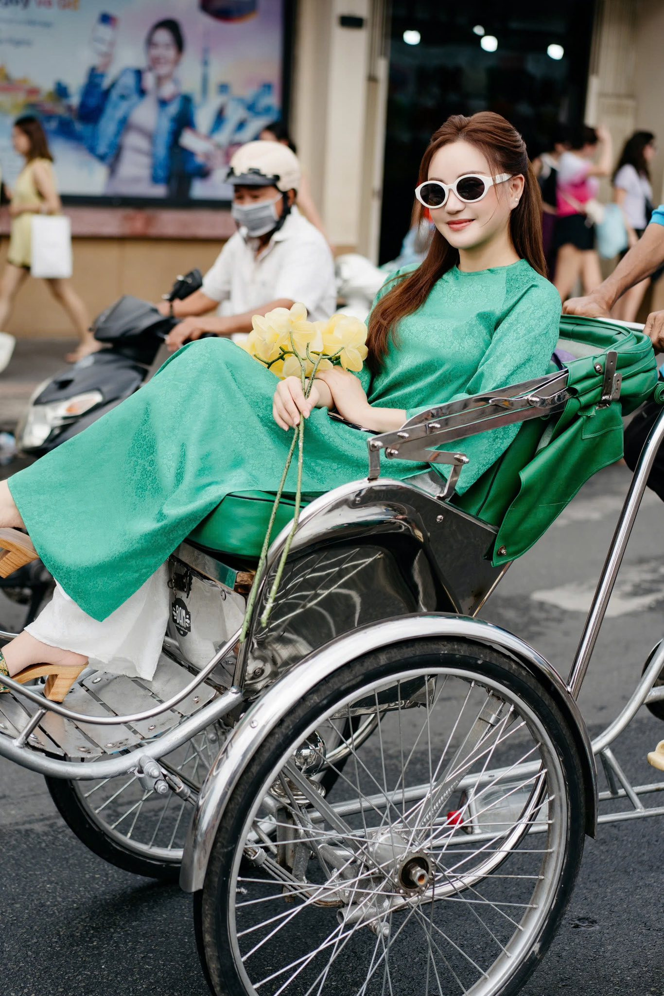 Vy Oanh tỏa sáng với áo dài Tết Hai gam màu đối lập 2026 - Ảnh 4.