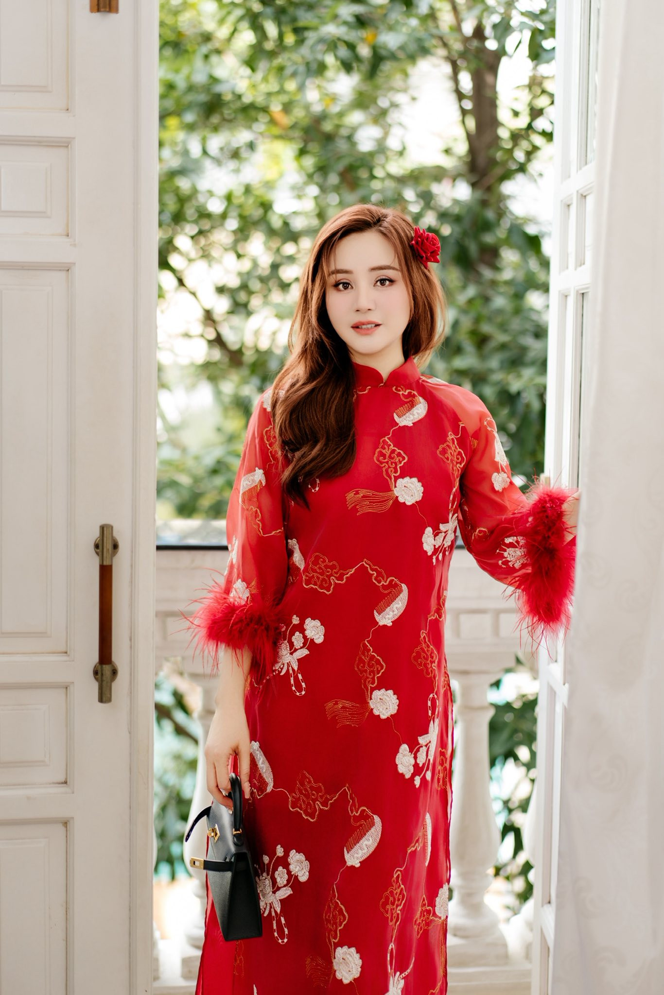 Vy Oanh tỏa sáng với áo dài Tết Hai gam màu đối lập 2026 - Ảnh 7.