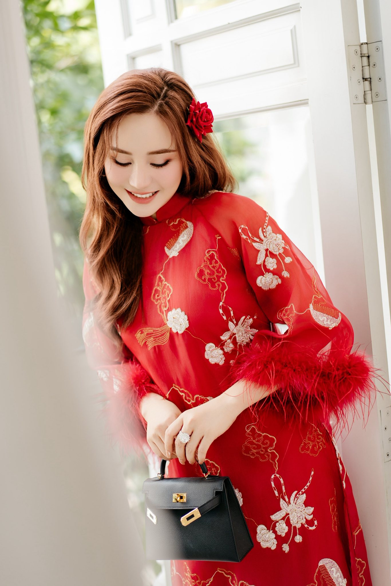 Vy Oanh tỏa sáng với áo dài Tết Hai gam màu đối lập 2026 - Ảnh 3.