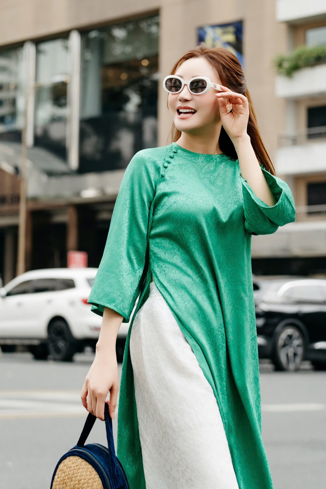 Vy Oanh tỏa sáng với áo dài Tết Hai gam màu đối lập 2026 - Ảnh 2.