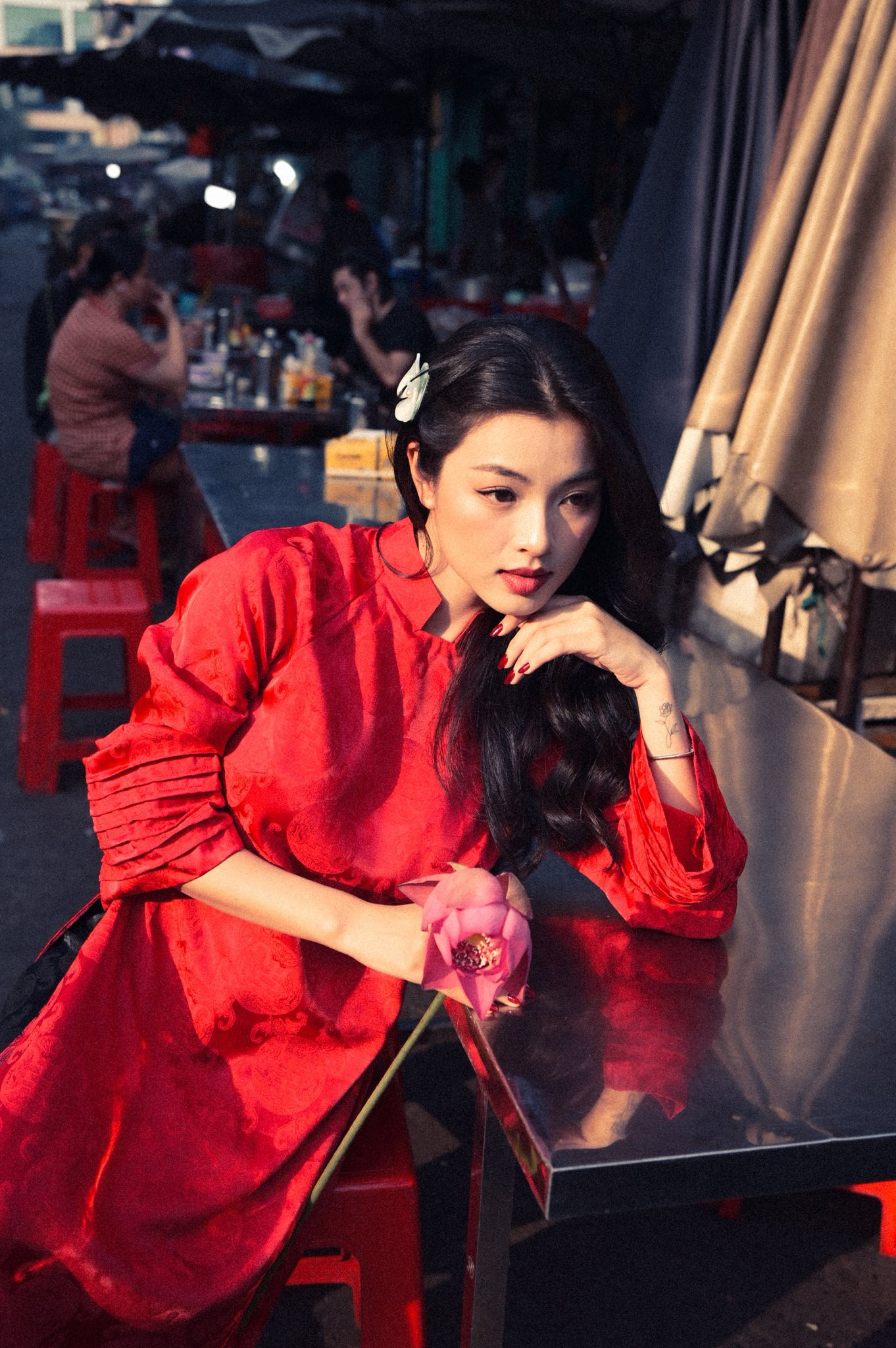 Vợ sắp cưới của nhạc trưởng Dustin Tiêu diện áo dài đỏ gây thương nhớ - Ảnh 9.