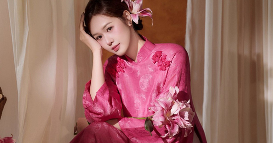 Bà xã Anh Đức nổi bật với áo dài truyền thống sắc hồng