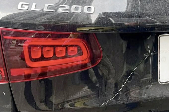 Khởi tố vụ án xe Mercedes bị cào xước thân xe khi đỗ trên vỉa hè ở Hà Nội