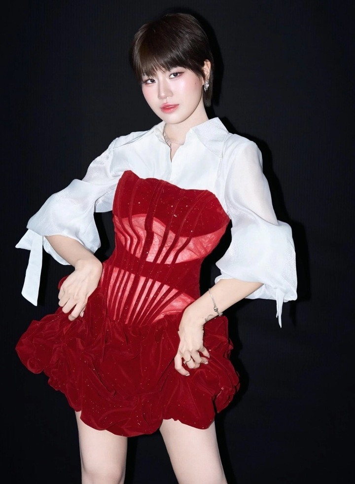 Không chỉ gây ấn tượng bằng tài năng âm nhạc, Pháo còn thu hút sự chú ý nhờ phong cách thời trang cá tính và nhan sắc ngày càng thăng hạng.