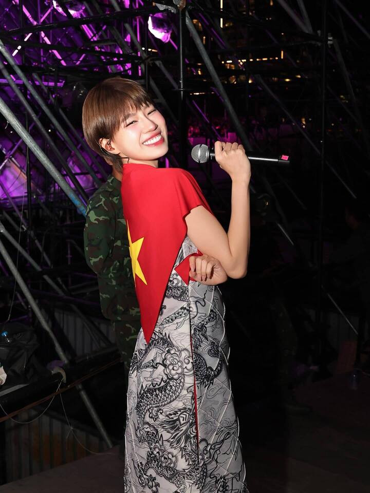 Pháo tên thật là Nguyễn Diệu Huyền, sinh năm 2003, là một trong những rapper trẻ của làng giải trí Việt. Cô gây ấn tượng với các ca khúc được giới trẻ yêu thích và trở thành một trong những gương mặt nữ nổi bật của giới rap Việt.