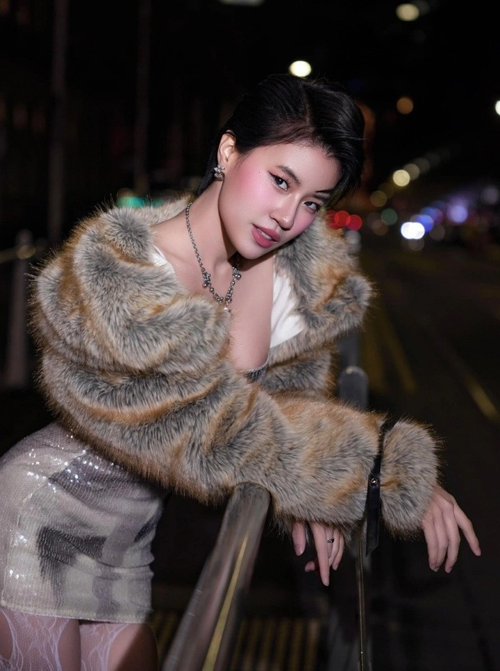 Năm 2025, cô cắt đầu đinh để hiến tóc cho bệnh nhân ung thư. Từ đó đến nay, kiểu tóc cá tính này cũng gắn bó với hình ảnh của nữ rapper sinh năm 2003.