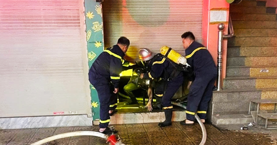 Cháy nhà 5 tầng ngày 29 Tết ở Hà Nội, 3 người mắc kẹt được cứu kịp thời