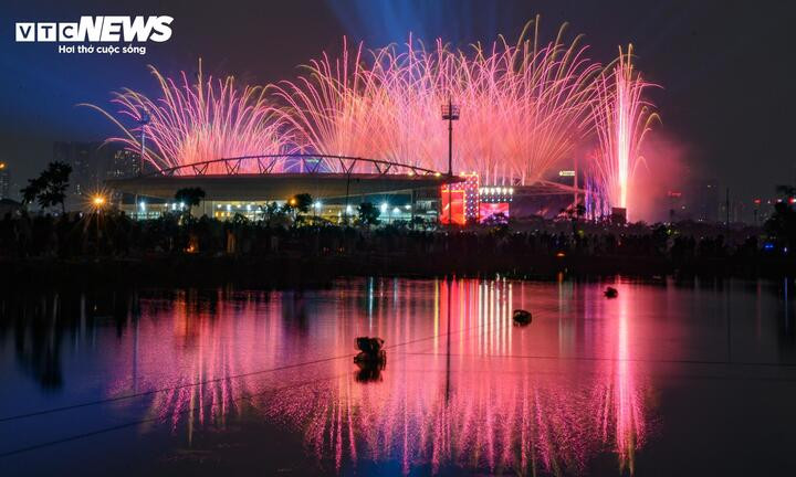 Hà Nội bắn pháo hoa 15 phút đêm Giao thừa.