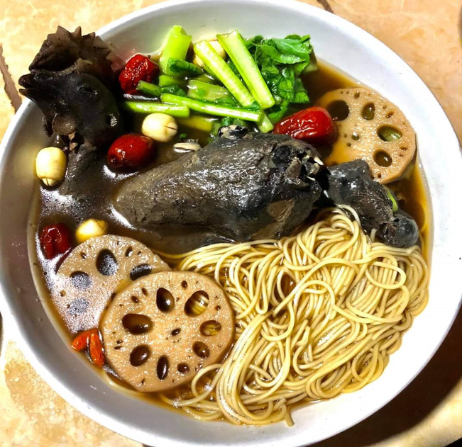 Ngọc Trinh khen món gà tiềm thuốc bắc độc đáo , ngon bổ dưỡng - Ảnh 3.