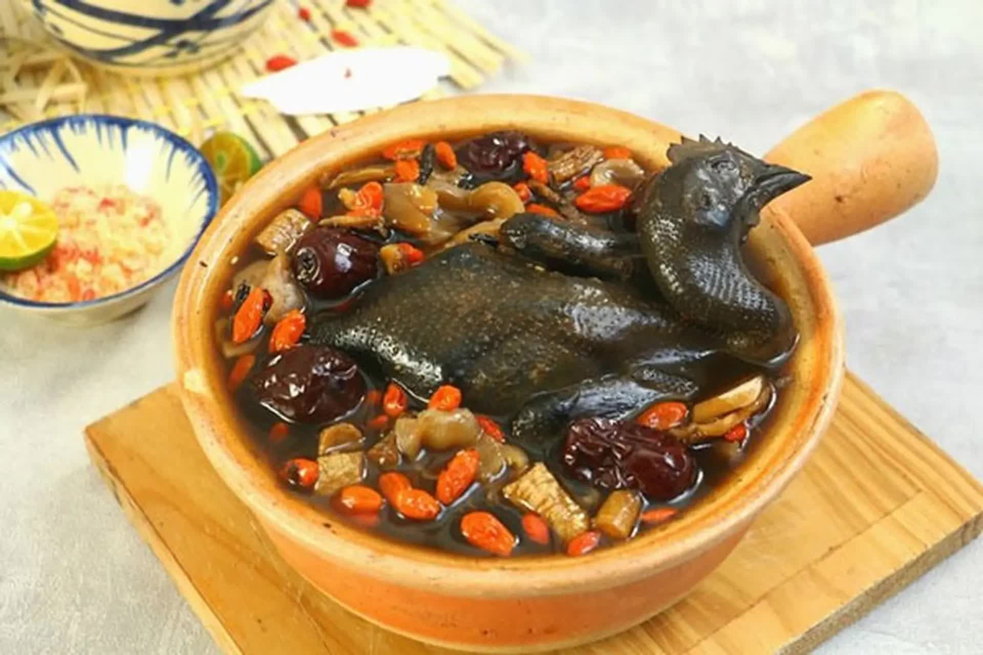 Ngọc Trinh khen món gà tiềm thuốc bắc độc đáo , ngon bổ dưỡng - Ảnh 2.