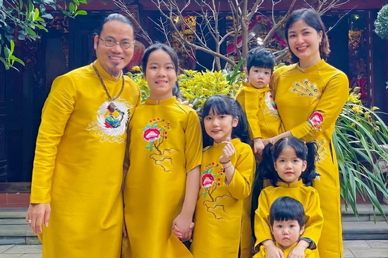 Nam nghệ sĩ sở hữu 2 việt phủ dát vàng: Hôn nhân viên mãn bên vợ đẹp và 5 con