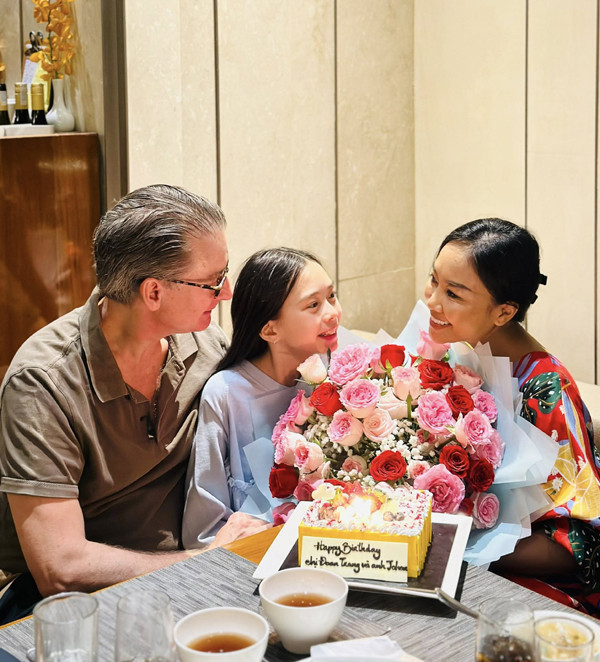 Nữ ca sĩ tuổi Ngọ lấy chồng Thụy Điển ở đời thực có cuộc sống viên mãn, tròn đầy - Ảnh 9.