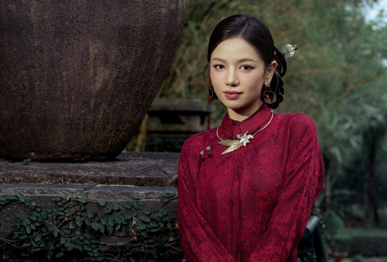 Nữ diễn viên 'Mưa đỏ' gây thương nhớ khi diện áo dài truyền thống