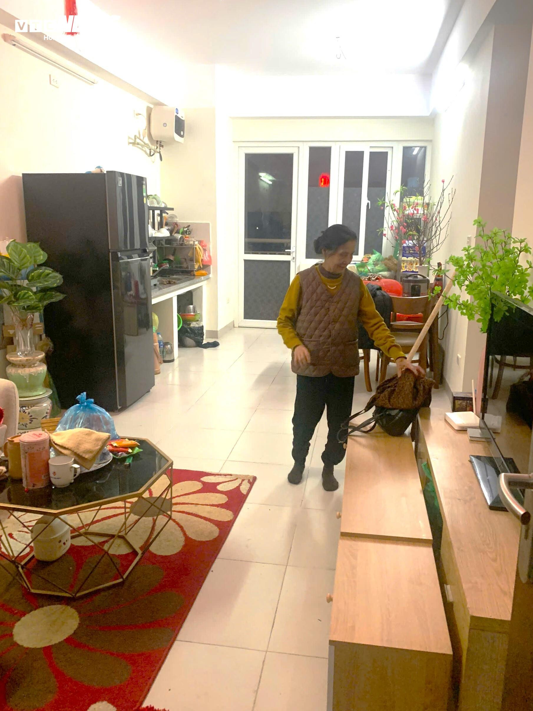 Bà Đỗ Thị Dựa sắp xếp lại đồ đạc trong căn hộ tái định cư tại khu chung cư Thượng Thanh, nơi gia đình bà chuyển về sinh sống sau khi rời khu vực Hồ Gươm.