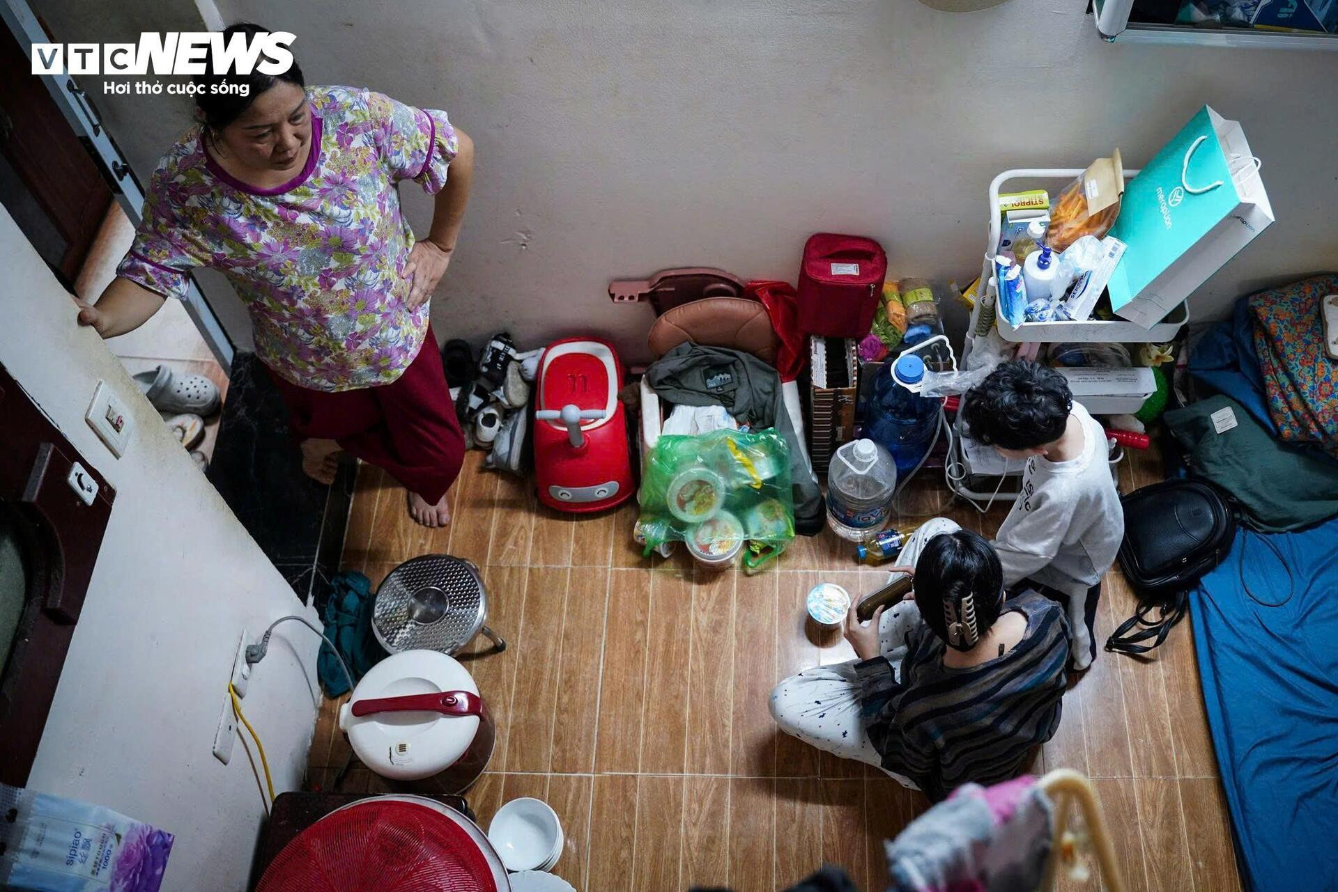 Căn hộ cũ ven Hồ Gươm của gia đình bà Trần Thị Tuyết – nơi ba thế hệ cùng sinh sống trong không gian chật hẹp trước khi thực hiện di dời.