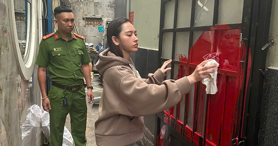 Cô gái bị bắt tạm giam vì tạt sơn nhà người yêu cũ