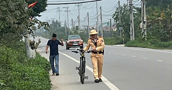 CSGT đồng loạt kiểm tra: Phát hiện tài xế xe buýt, người đi xe đạp vi phạm nồng độ cồn