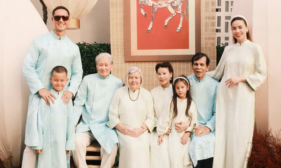 Khoảnh khắc sum vầy bên người thân của sao Việt ngày mùng 1 Tết