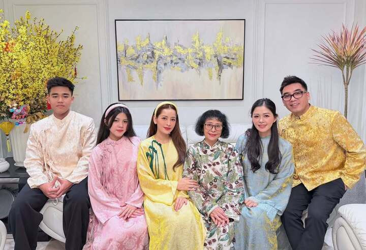 Chi Pu cùng gia đình diện áo dài để chụp ảnh kỷ niệm ngày mùng 1 Tết.