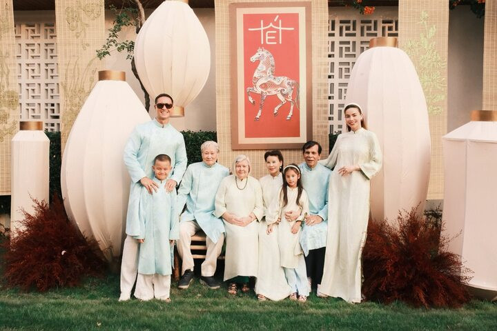 Khoảnh khắc sum vầy bên người thân của sao Việt ngày mùng 1 Tết - 2