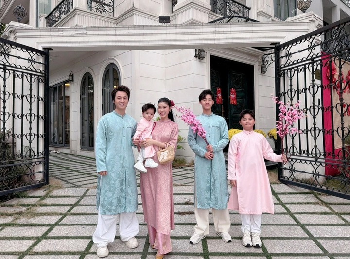 Gia đình 5 thành viên của Đăng Khôi - Thủy Anh sẵn sàng để đi chúc Tết. Nam ca sỹ chia sẻ: