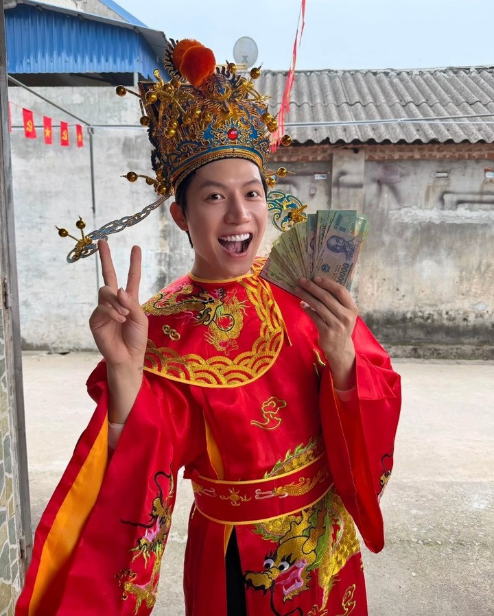Anh Tú diện trang phục Táo quân để đi chúc Tết họ hàng và lì xì các cháu ở quê. Dù lịch trình bận rộn, nam ca sỹ luôn dành thời gian cho gia đình vào năm mới.