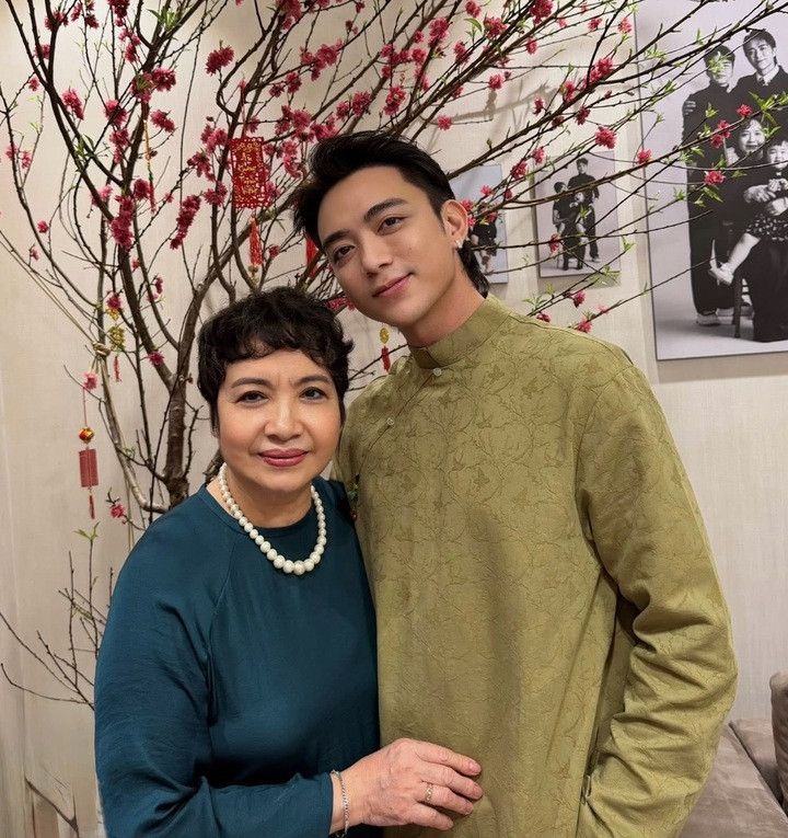 Soobin mặc áo dài, đón năm mới bên gia đình sau một năm thành công rực rỡ.