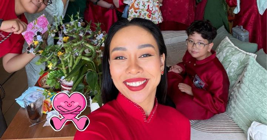 Lạ kỳ chuyện nữ ca sĩ Việt mời 9 fan tới nhà xông đất