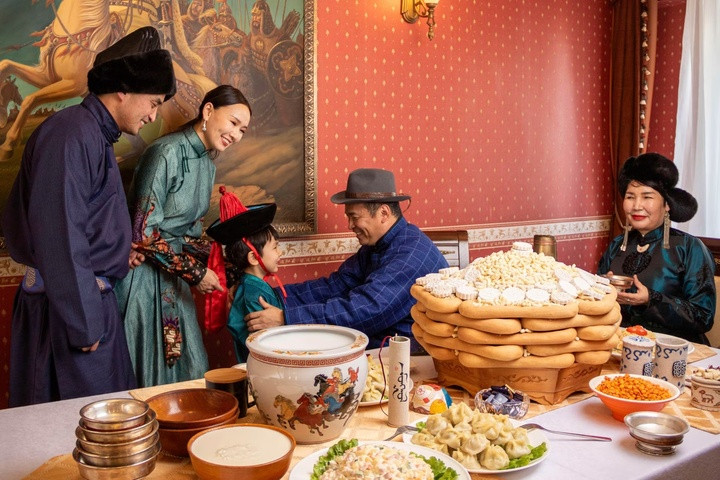 Mâm cỗ Tết của người Mông Cổ với các món đặc trưng.