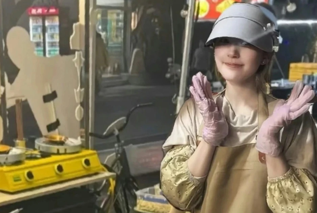 Triệu Lộ Tư mặc tạp dề, để mặt mộc bán bánh trứng ở chợ đêm - Ảnh 1