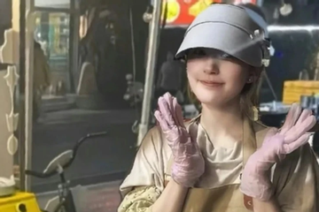 Triệu Lộ Tư mặc tạp dề, để mặt mộc bán bánh trứng ở chợ đêm