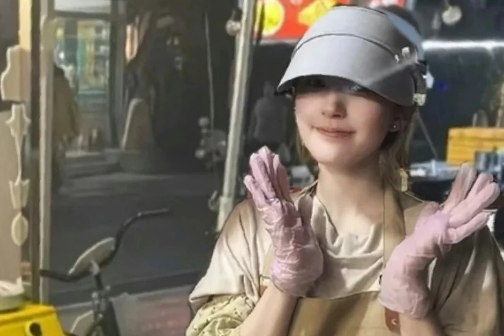 Triệu Lộ Tư mặc tạp dề, để mặt mộc bán bánh trứng ở chợ đêm