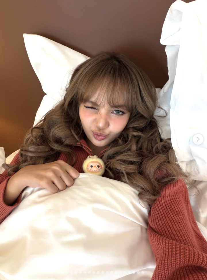 Má hồng “màu nước” được tán đều khéo léo như lớp màu nước.