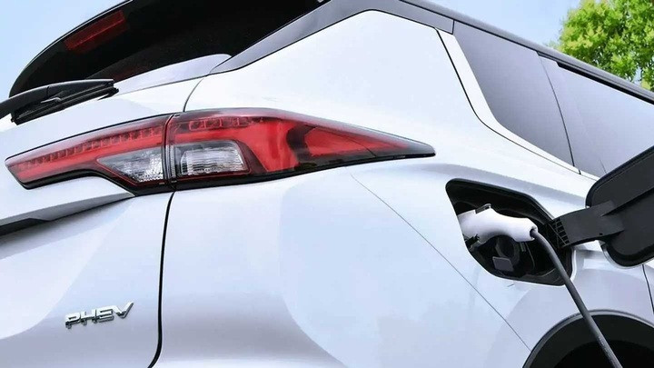 Với xe hybrid sạc ngoài (PHEV), mô-tơ điện đóng vai trò quan trọng hơn so với xe hybrid thông thường. (Ảnh: Mitsubishi)
