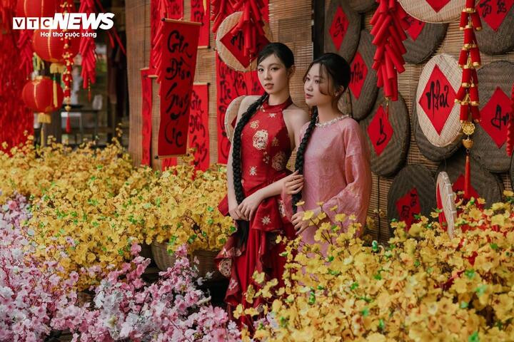 Mùng 2 Tết Bính Ngọ 2026 có các khung giờ và hướng xuất hành đẹp, giúp người dân an tâm khởi đầu năm mới thuận lợi, hanh thông. (Ảnh: Thy Huệ)