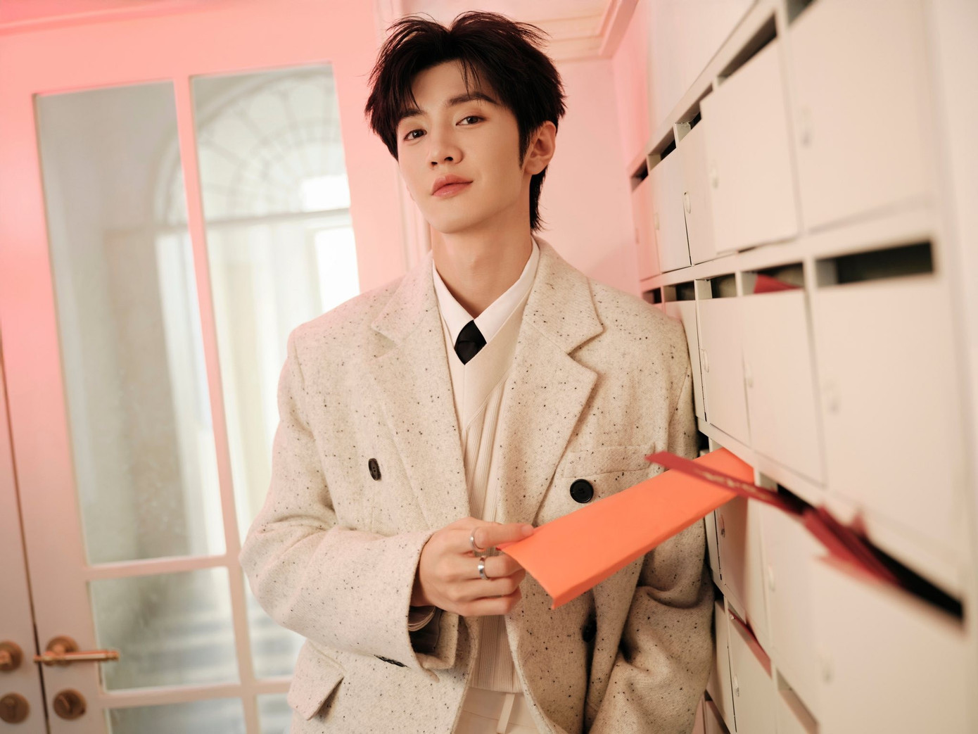 Trần Triết Viễn bỏ tiền tỷ lì xì người hâm mộ.