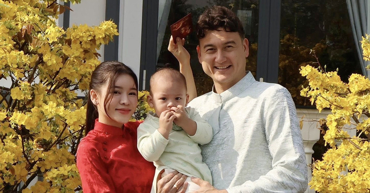 Sao bóng đá Việt Nam tưng bừng chơi Tết