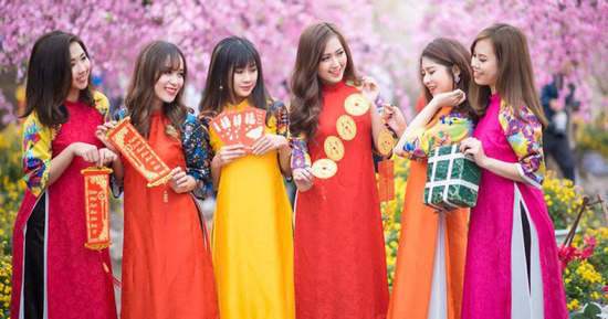 Tết này diện đồ gì để trẻ trung và mang lại may mắn?