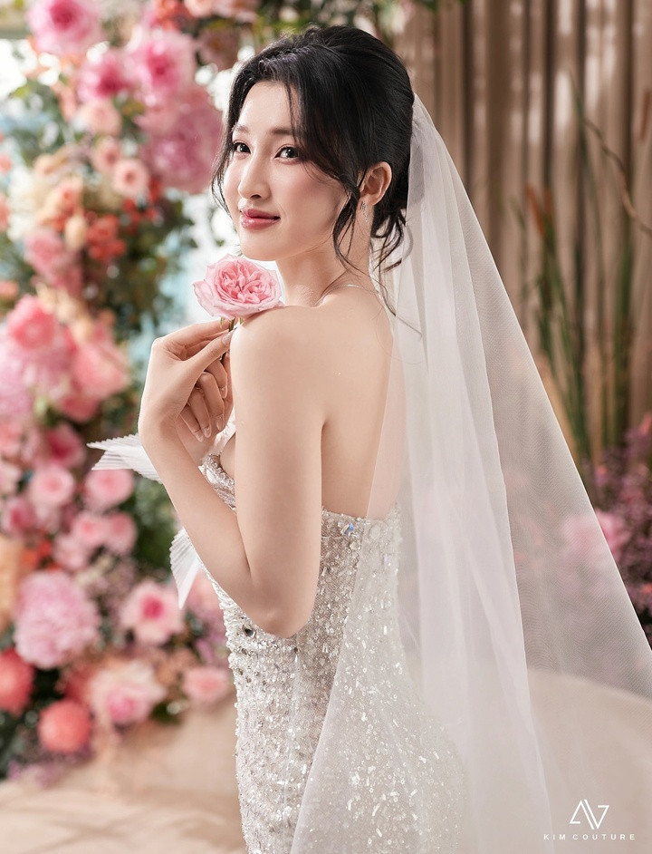 Á hậu Phương Nhi xinh đẹp trong váy cưới.